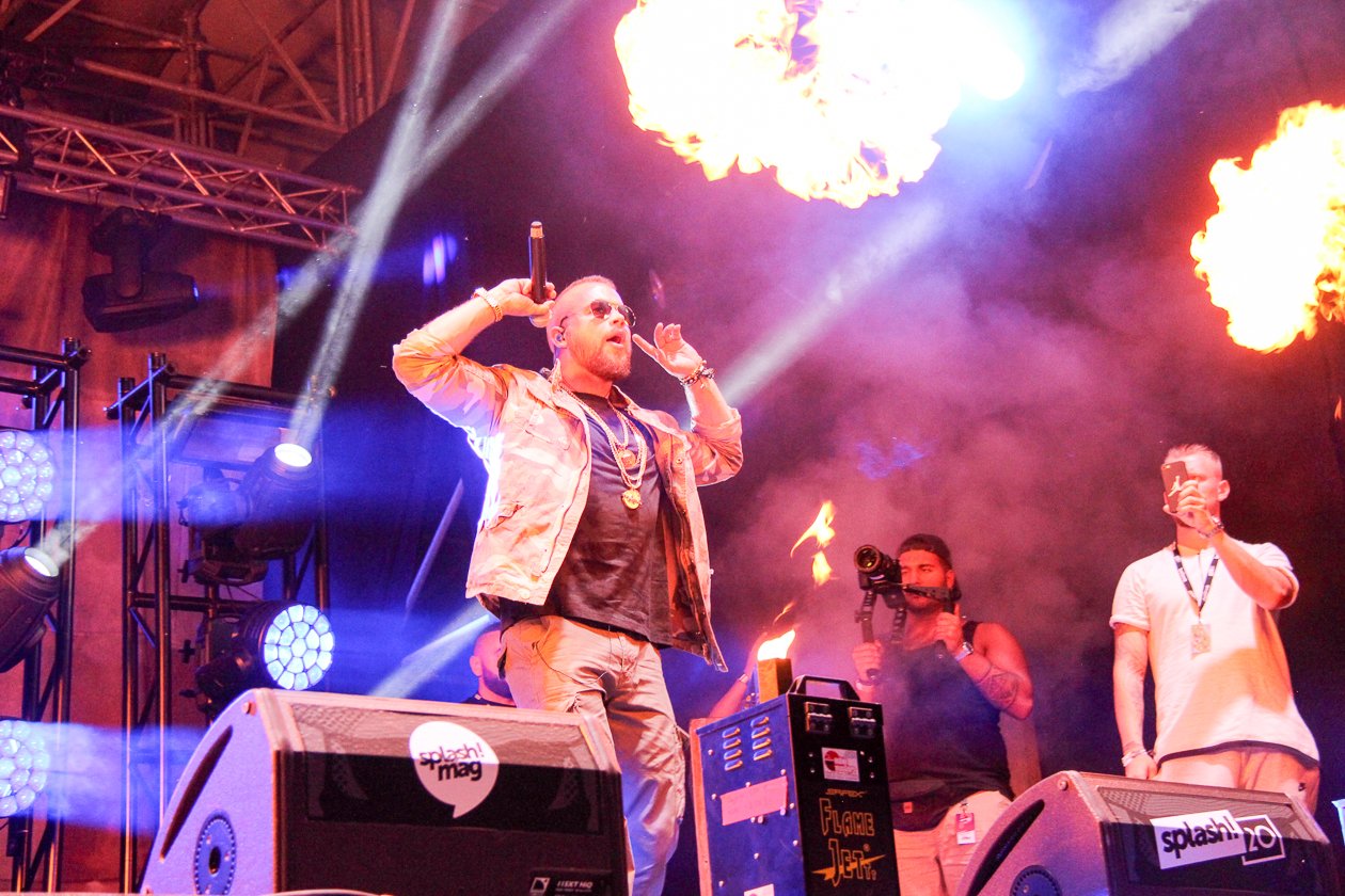 Bei amtlichen Temperaturen und mit dickem Line-Up geht die 20. Auflage des Festivals über die Bühne. – Kollegah in flames.