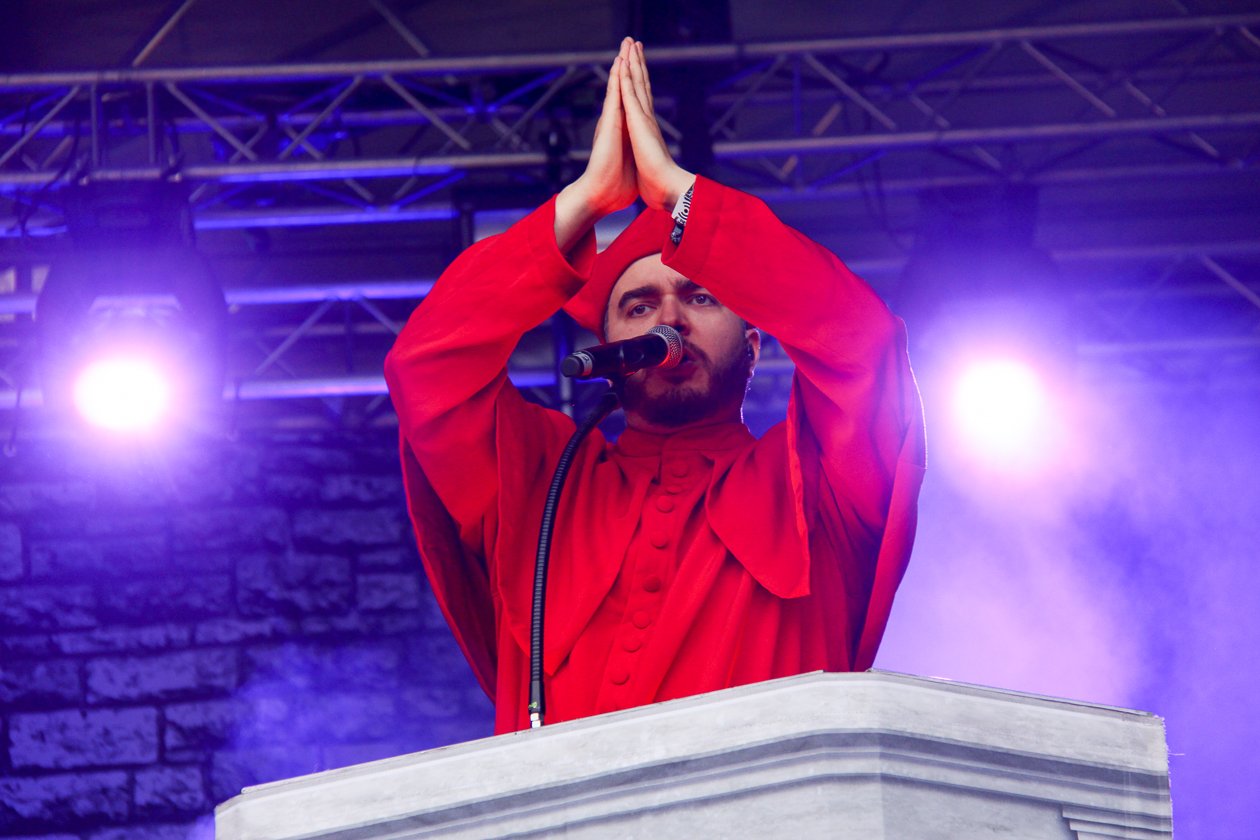 Bei amtlichen Temperaturen und mit dickem Line-Up geht die 20. Auflage des Festivals über die Bühne. – Lasset uns beten.
