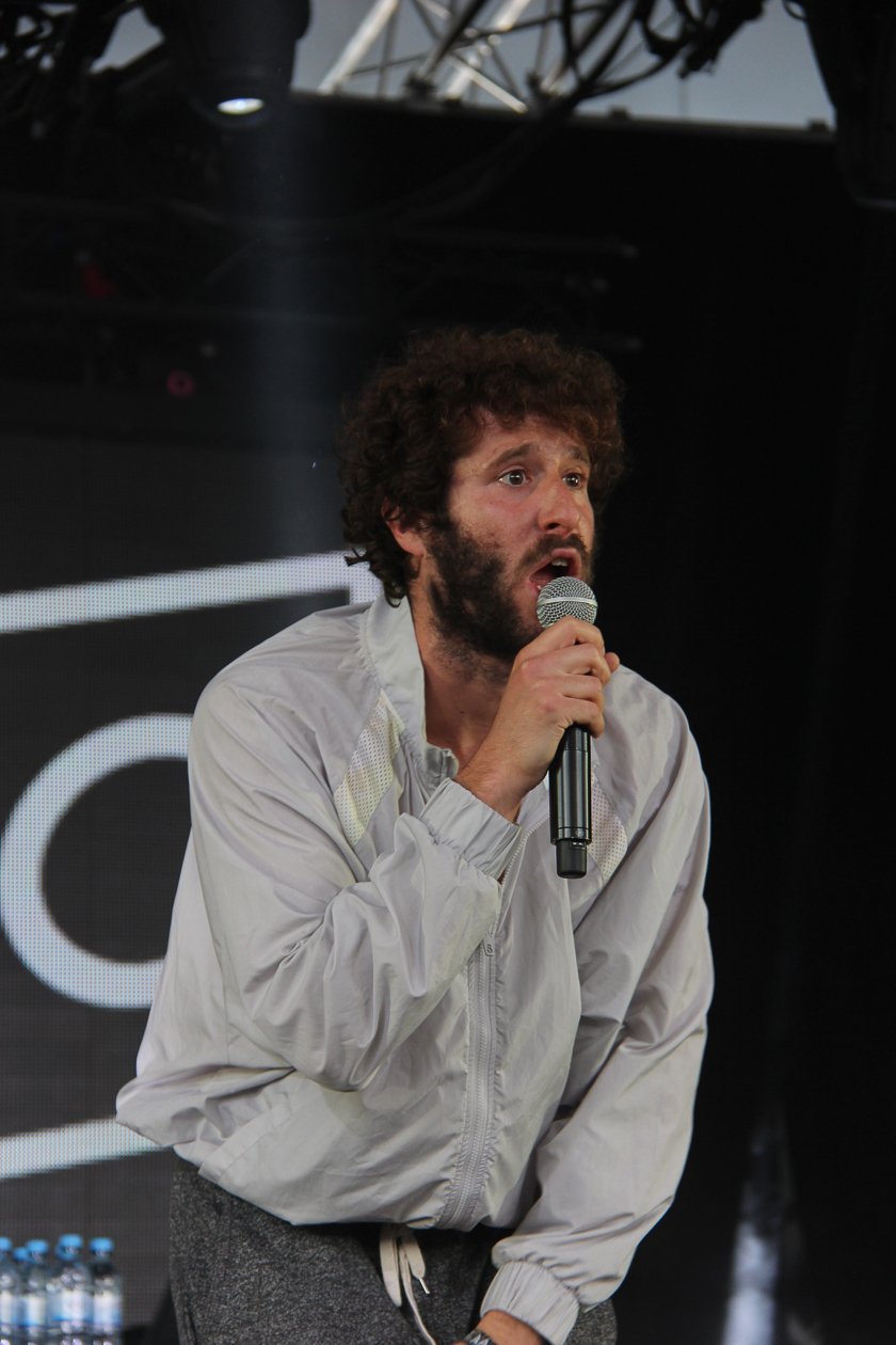 Bei amtlichen Temperaturen und mit dickem Line-Up geht die 20. Auflage des Festivals über die Bühne. – Lil Dicky am Mic.