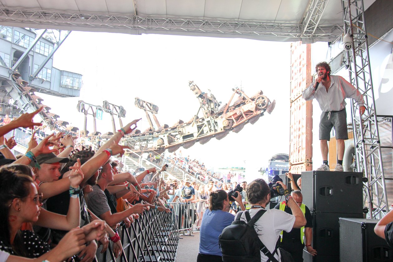 Bei amtlichen Temperaturen und mit dickem Line-Up geht die 20. Auflage des Festivals über die Bühne. – Lil Dicky entert sonntags die Bühne ...