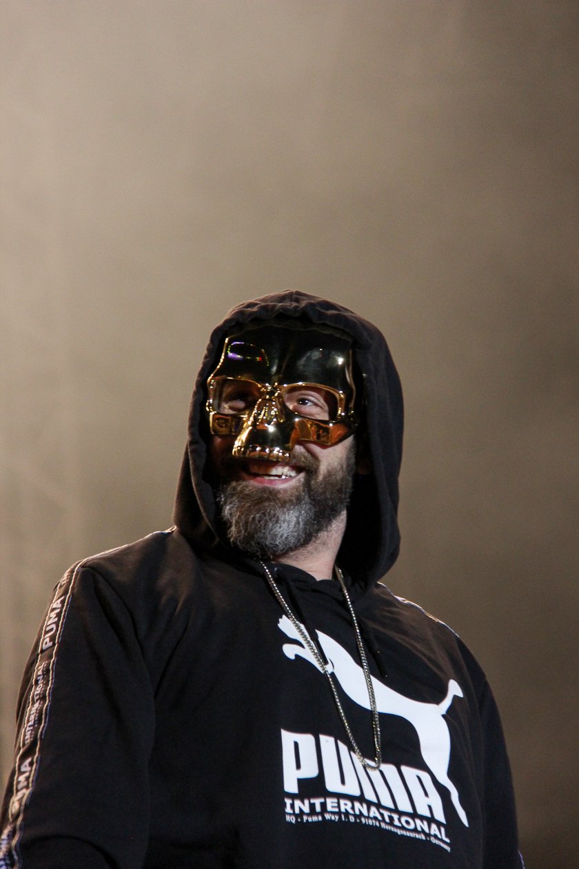 Bei amtlichen Temperaturen und mit dickem Line-Up geht die 20. Auflage des Festivals über die Bühne. – Das macht Spaß.