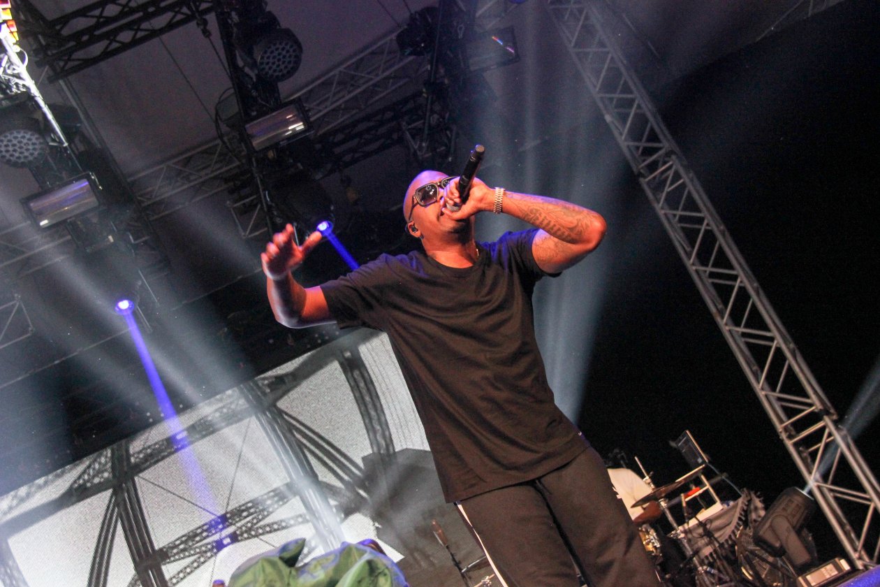 Bei amtlichen Temperaturen und mit dickem Line-Up geht die 20. Auflage des Festivals über die Bühne. – Nas performt "N.Y. State Of Mind".
