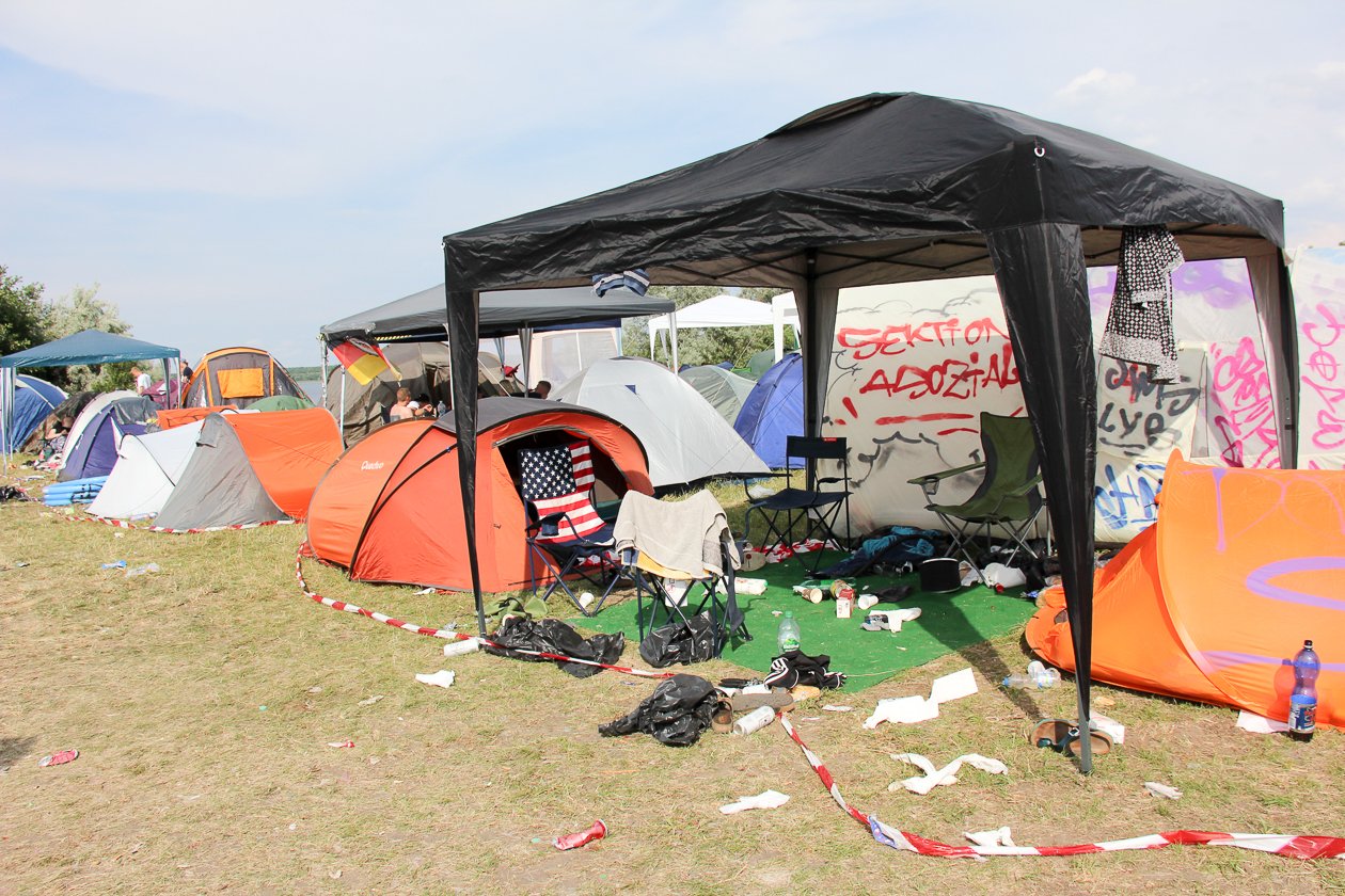 Bei amtlichen Temperaturen und mit dickem Line-Up geht die 20. Auflage des Festivals über die Bühne. – Sektion Asozial.