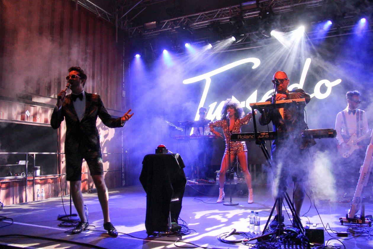 Bei amtlichen Temperaturen und mit dickem Line-Up geht die 20. Auflage des Festivals über die Bühne. – Tuxedo lassen das Tanzbein schwingen.