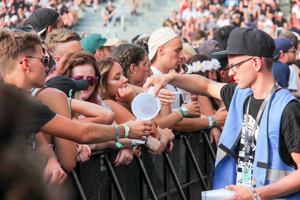 Bei amtlichen Temperaturen und mit dickem Line-Up geht die 20. Auflage des Festivals über die Bühne. – Zum Glück gibts ausreichend Wasser.
