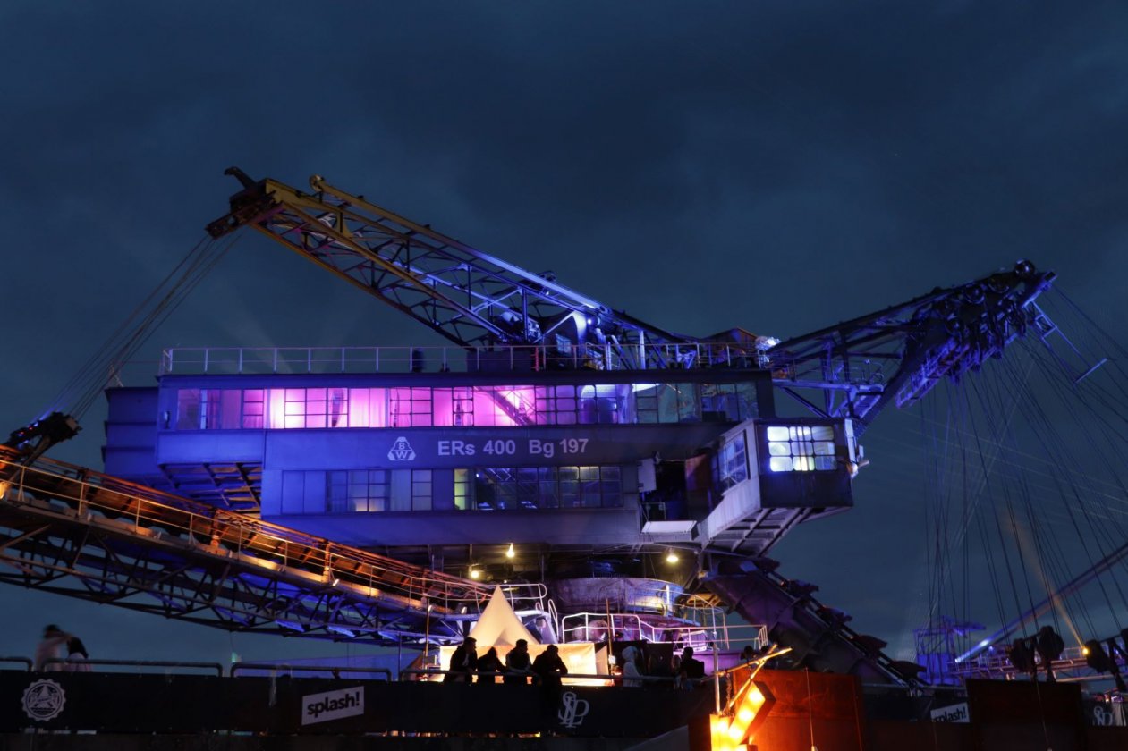 Ferropolis im Zeichen des Hip Hops. – Ferropolis bei Nacht.
