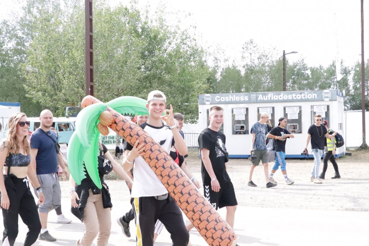 Ferropolis im Zeichen des Hip Hops. – Palmen aus Plastik.