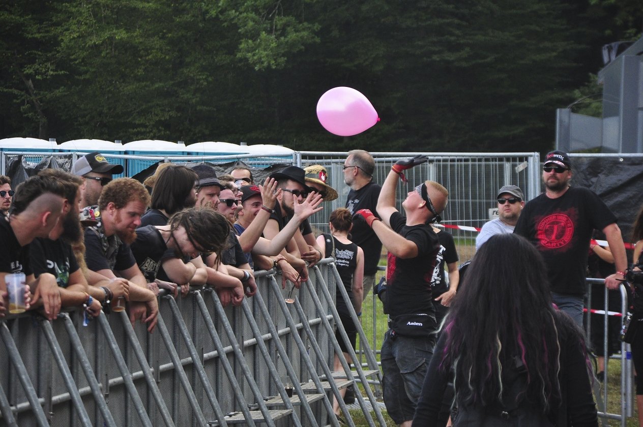 20 Jahre Summer Breeze! Das "Wacken des Südens" ist aus der deutschen Festivallandschaft nicht mehr wegzudenken. – Ein Herz für Luftballons.