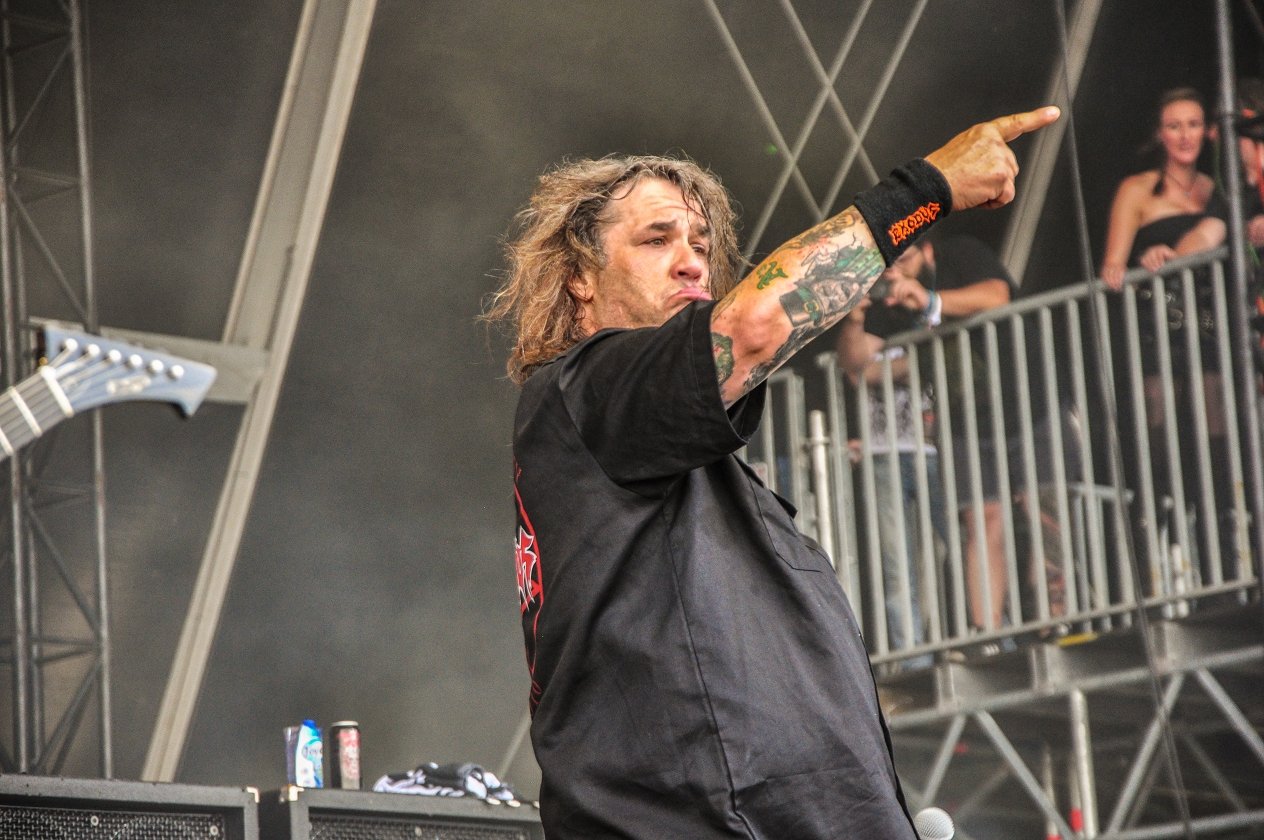 Tage voller Schweiß und Metal in Dinkelsbühl! – … und Sänger Steve Souza freut sich.