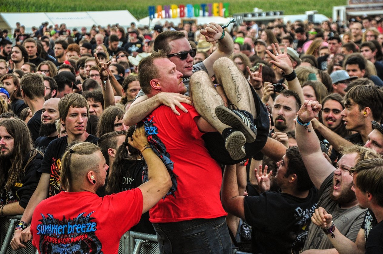 Tage voller Schweiß und Metal in Dinkelsbühl! – … die die Stagedive-Quote ankurbeln.