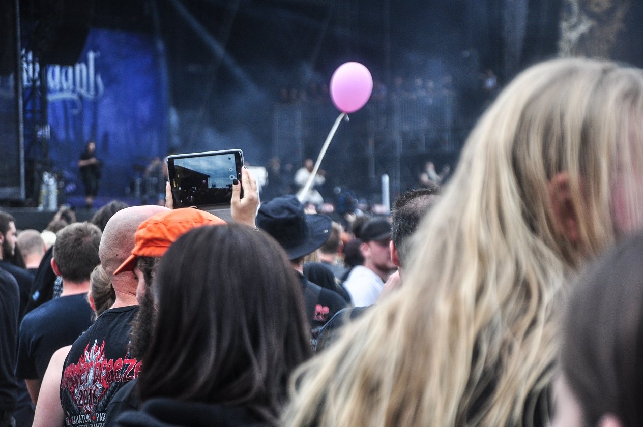 Tage voller Schweiß und Metal in Dinkelsbühl! – Viel los vor der Main Stage.