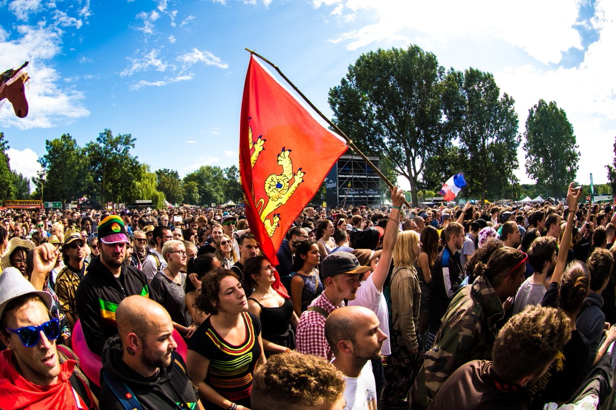 Rot-Gelb-Grün auf der kleinen Insel im Fühlinger See: Raps und Riddims! – Festivalatmo.