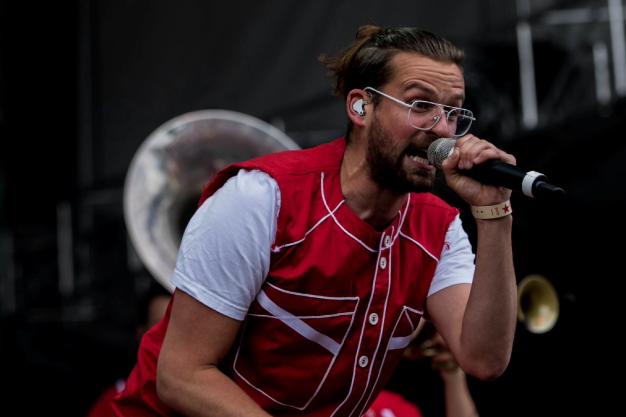 Rot-Gelb-Grün auf der kleinen Insel im Fühlinger See: Raps und Riddims! – Moop Mama.