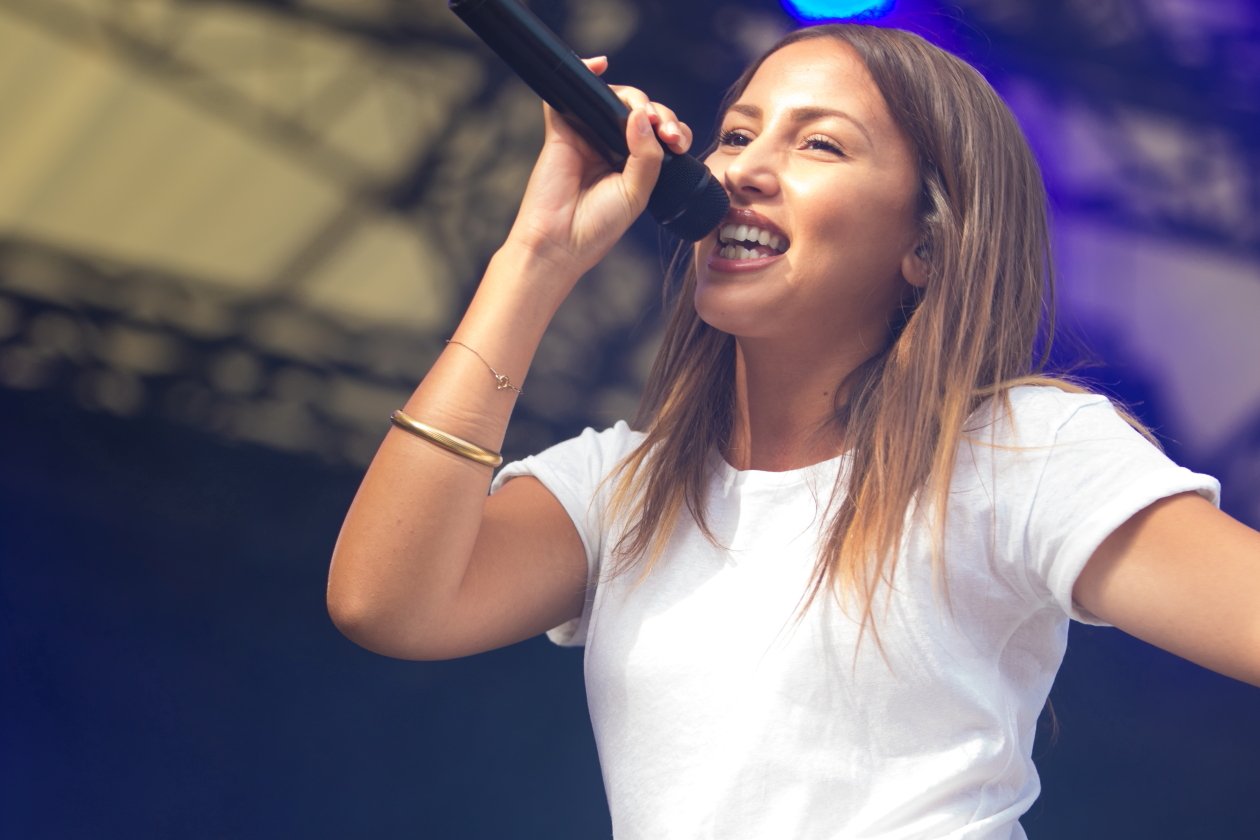 Rot-Gelb-Grün auf der kleinen Insel im Fühlinger See: Raps und Riddims! – Namika.