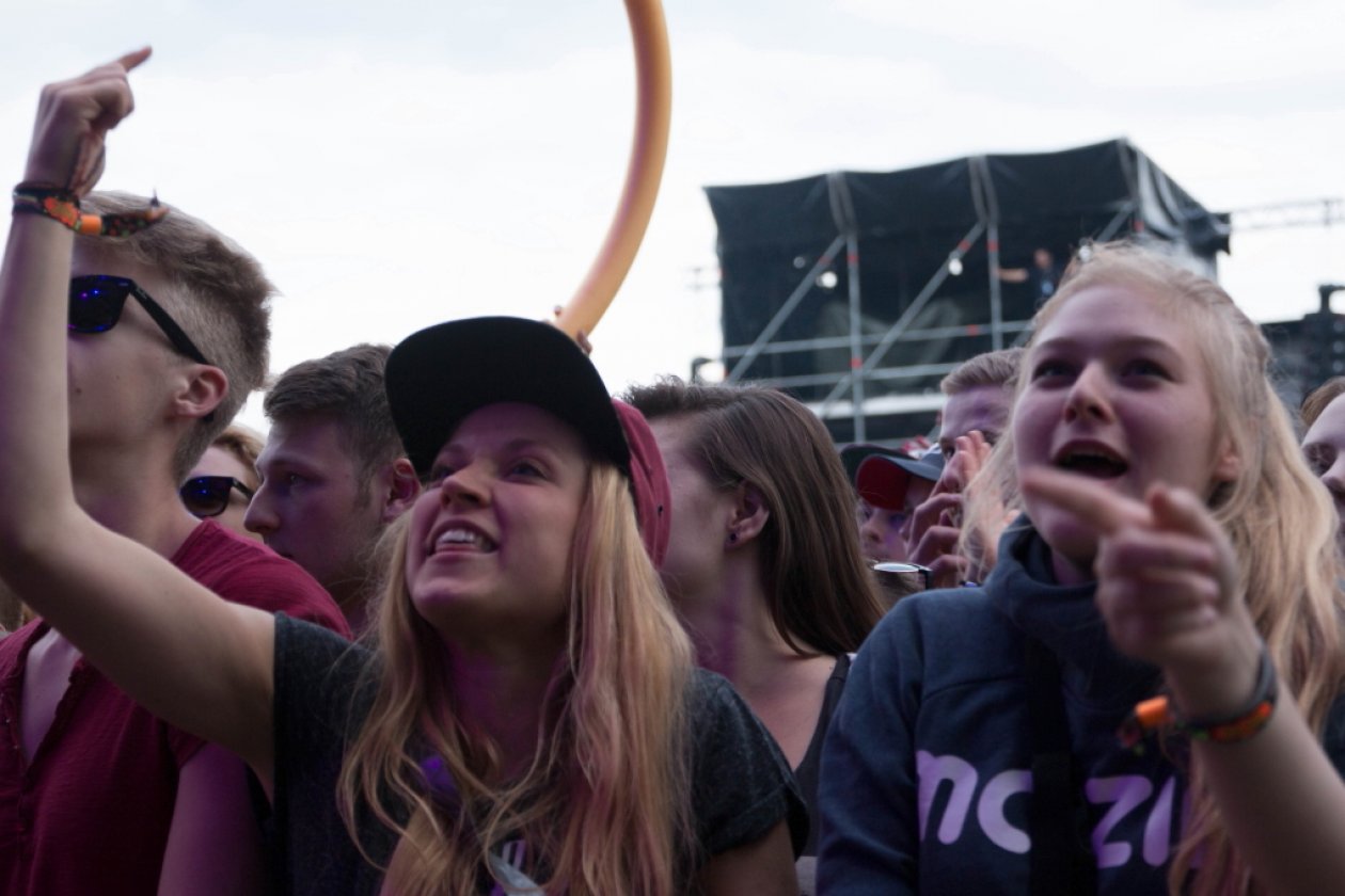 Rot-Gelb-Grün auf der kleinen Insel im Fühlinger See: Raps und Riddims! – Summerjam-Fans.