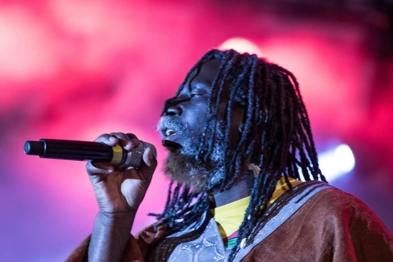 Rot-Gelb-Grün auf der kleinen Insel im Fühlinger See: Raps und Riddims! – Tiken Jah Fakoly.