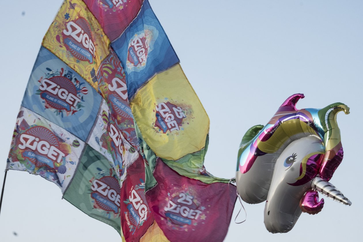 Die Fotos zum Festival-Tagebuch: Über eine Woche lang entsteht auf der Budapester Donauinsel eine eigene Welt. – Einhorn