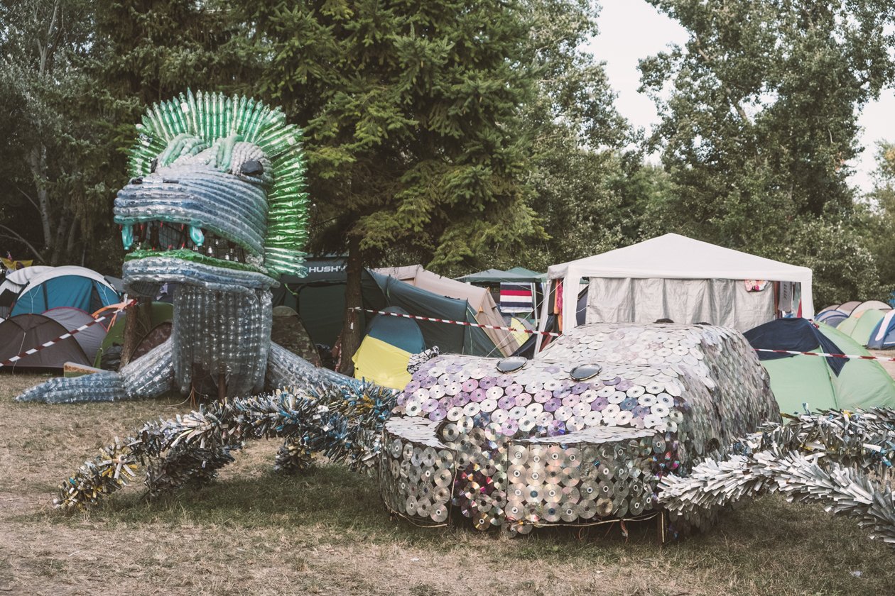 Die Fotos zum Festival-Tagebuch: Über eine Woche lang entsteht auf der Budapester Donauinsel eine eigene Welt. – Zeltplatz-Dekor.
