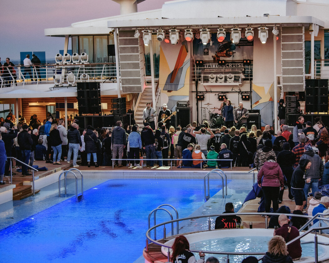 Mit The Boss Hoss, Sick Of It All, Knorkator, Dog Eat Dog, The Subways, Stick To Your Guns u.a. - Tattoo Convention auf hoher See. – Die Bands spielen auch schon.
