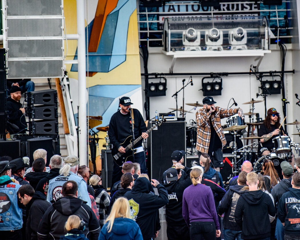 Mit The Boss Hoss, Sick Of It All, Knorkator, Dog Eat Dog, The Subways, Stick To Your Guns u.a. - Tattoo Convention auf hoher See. – Deez Nuts.