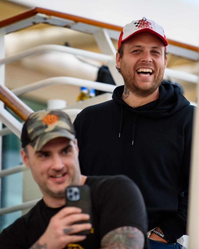 Mit The Boss Hoss, Sick Of It All, Knorkator, Dog Eat Dog, The Subways, Stick To Your Guns u.a. - Tattoo Convention auf hoher See. – Jesse (STYG) hat Spaß bei Deez Nuts .