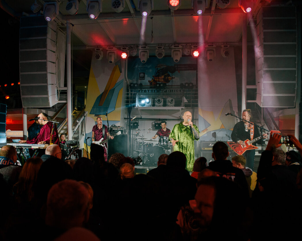 Mit The Boss Hoss, Sick Of It All, Knorkator, Dog Eat Dog, The Subways, Stick To Your Guns u.a. - Tattoo Convention auf hoher See. – Die meiste Band der Welt.