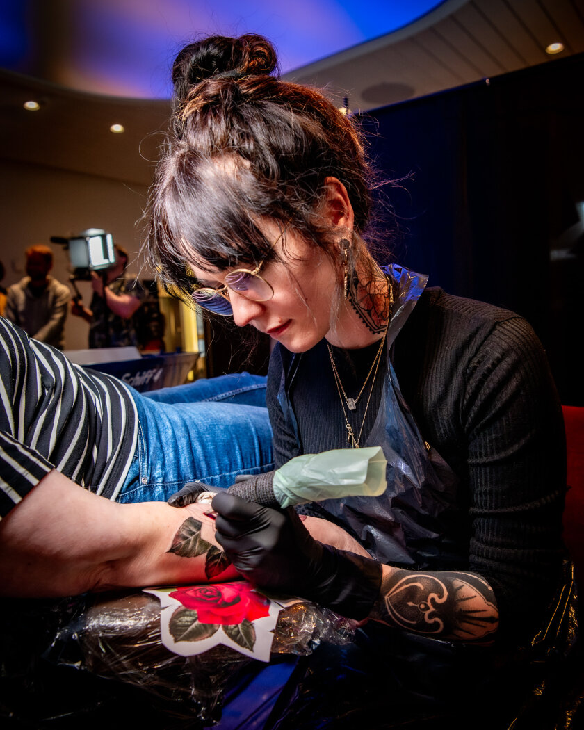 Mit The Boss Hoss, Sick Of It All, Knorkator, Dog Eat Dog, The Subways, Stick To Your Guns u.a. - Tattoo Convention auf hoher See. – Moni Scharnagl at work.