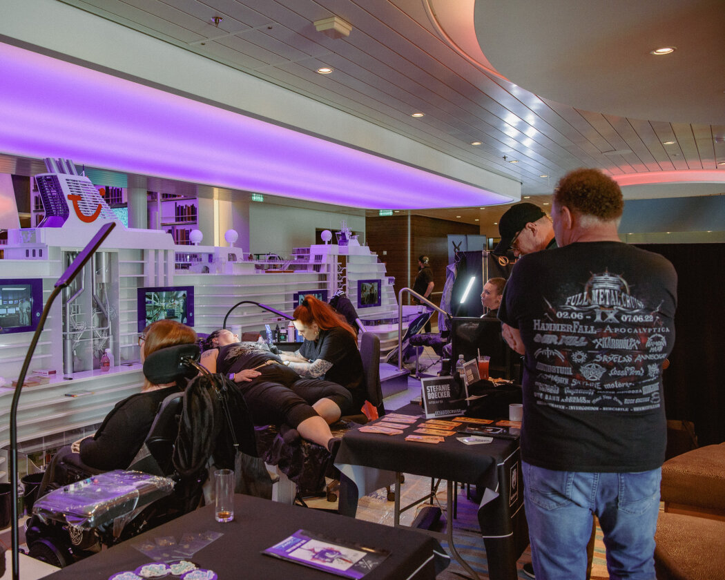 Mit The Boss Hoss, Sick Of It All, Knorkator, Dog Eat Dog, The Subways, Stick To Your Guns u.a. - Tattoo Convention auf hoher See. – Neuer Tag, neue Projekte.