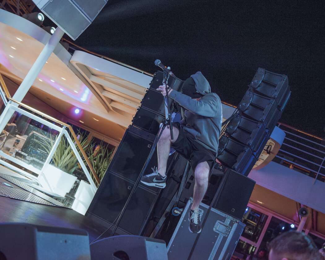 Mit The Boss Hoss, Sick Of It All, Knorkator, Dog Eat Dog, The Subways, Stick To Your Guns u.a. - Tattoo Convention auf hoher See. – Noch ein Flugsaurier: Stick To Your Guns.