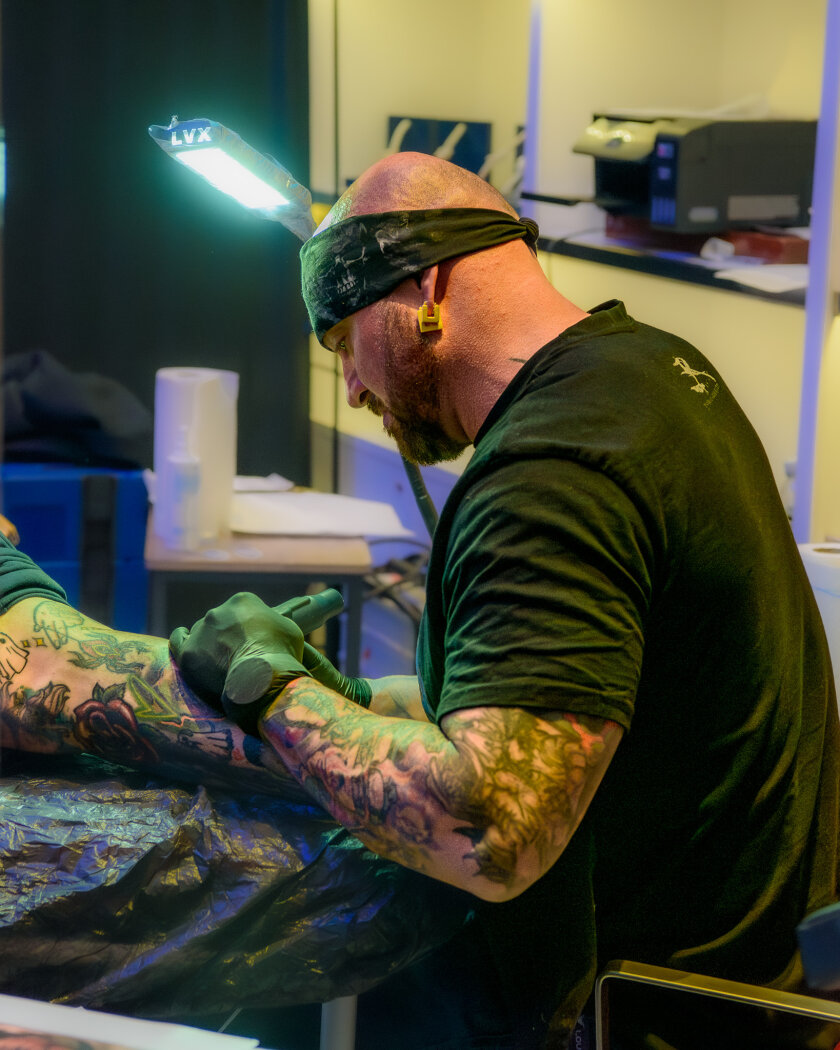 Mit The Boss Hoss, Sick Of It All, Knorkator, Dog Eat Dog, The Subways, Stick To Your Guns u.a. - Tattoo Convention auf hoher See. – Startätowierer Randy Engelhardt.