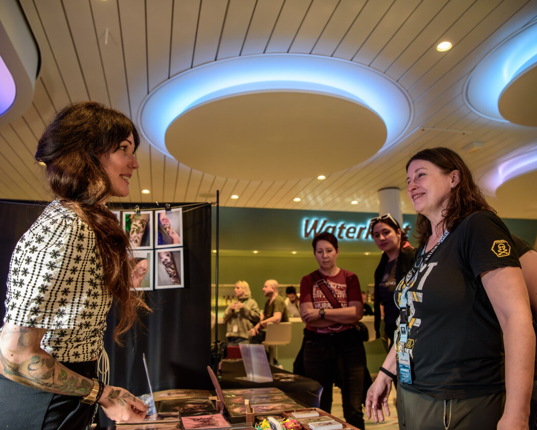 Mit The Boss Hoss, Sick Of It All, Knorkator, Dog Eat Dog, The Subways, Stick To Your Guns u.a. - Tattoo Convention auf hoher See. – Startätowiererin Moni Scharnagl.