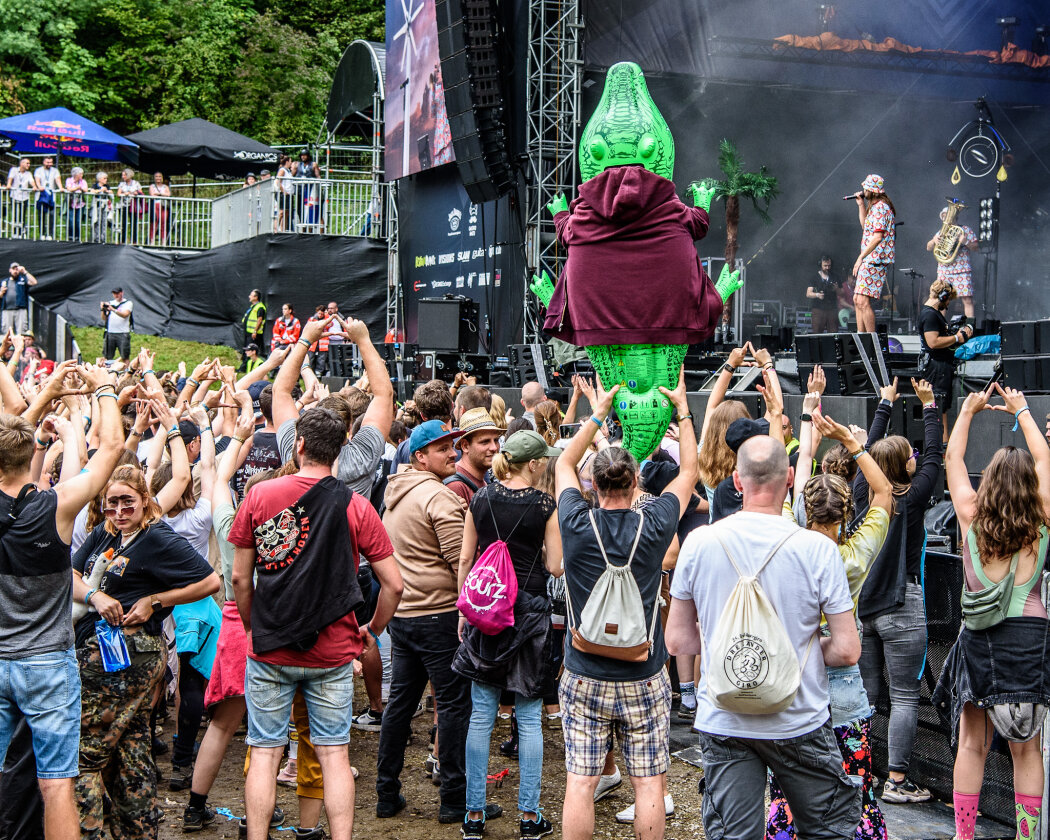 Im idyllischen 'Zaubertal' feiern Tausende Fans mit Peter Fox, Marteria, Bilderbuch, Broilers, Donots, Provinz u.v.a. – Auch das Krokodil feiert mit.