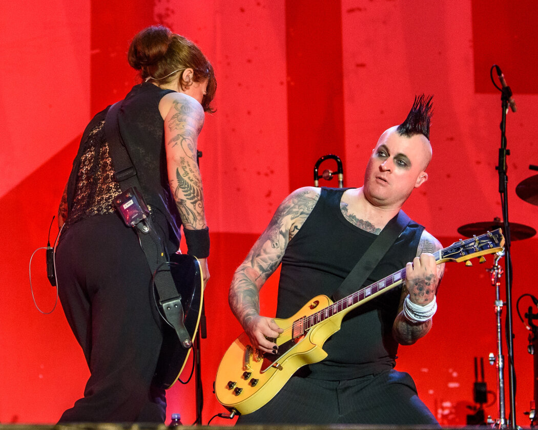 Im idyllischen 'Zaubertal' feiern Tausende Fans mit Peter Fox, Marteria, Bilderbuch, Broilers, Donots, Provinz u.v.a. – Broilers.