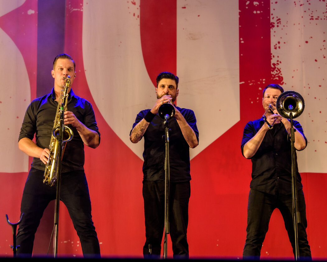 Im idyllischen 'Zaubertal' feiern Tausende Fans mit Peter Fox, Marteria, Bilderbuch, Broilers, Donots, Provinz u.v.a. – Broilers.