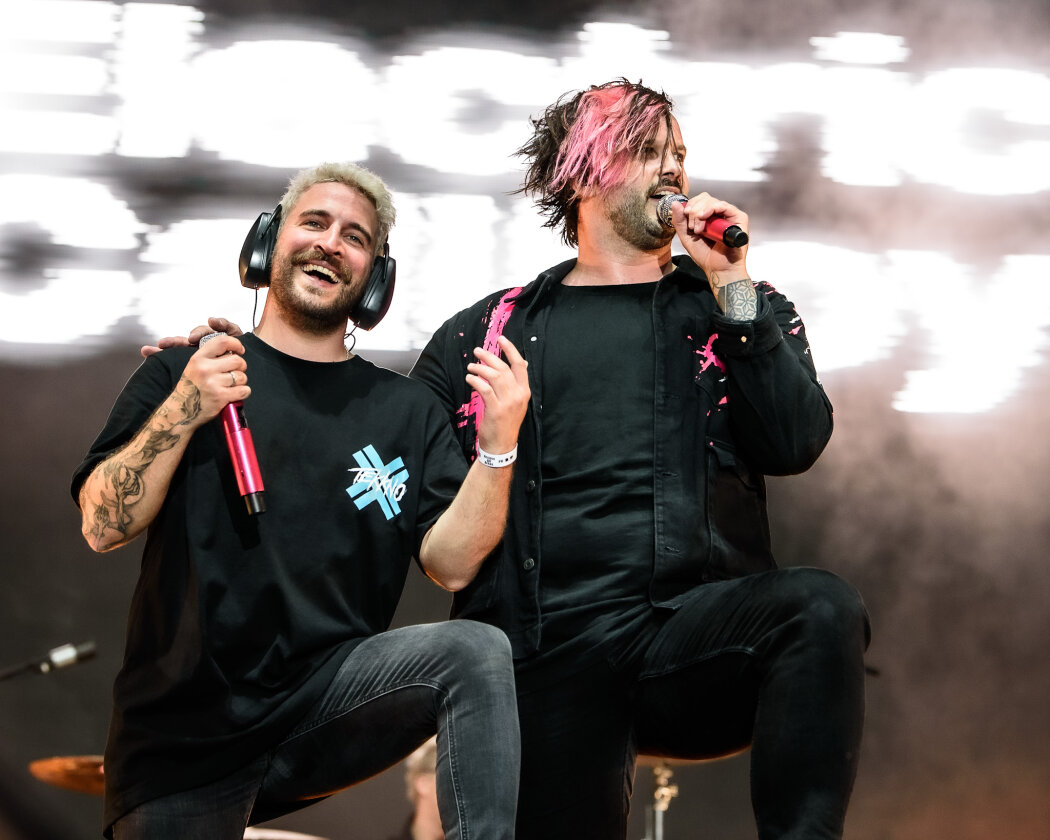 Im idyllischen 'Zaubertal' feiern Tausende Fans mit Peter Fox, Marteria, Bilderbuch, Broilers, Donots, Provinz u.v.a. – Electric Callboy.