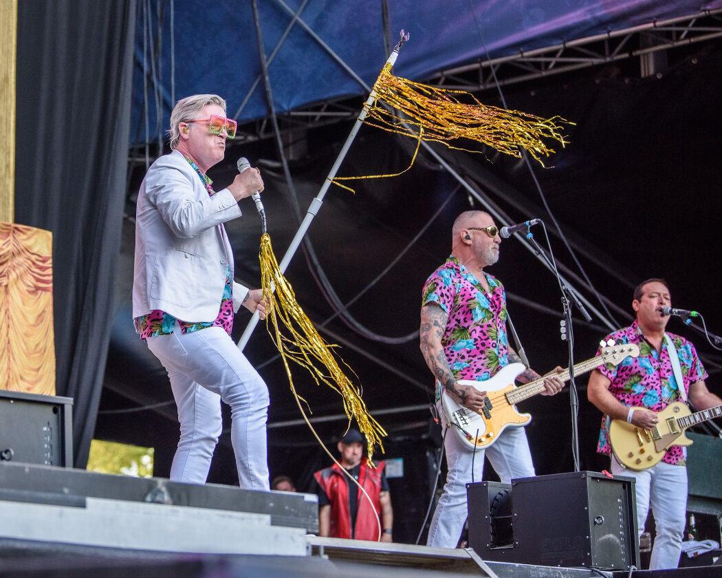 Im idyllischen 'Zaubertal' feiern Tausende Fans mit Peter Fox, Marteria, Bilderbuch, Broilers, Donots, Provinz u.v.a. – Me First And The Gimme Gimmes.