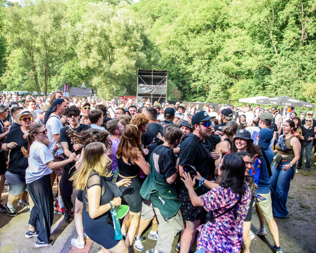 Im idyllischen 'Zaubertal' feiern Tausende Fans mit Peter Fox, Marteria, Bilderbuch, Broilers, Donots, Provinz u.v.a. – Moshpit darf nicht fehlen.
