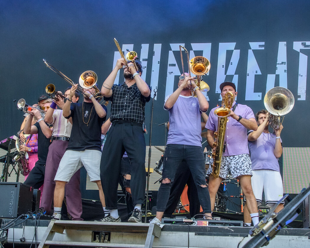 Im idyllischen 'Zaubertal' feiern Tausende Fans mit Peter Fox, Marteria, Bilderbuch, Broilers, Donots, Provinz u.v.a. – … der richtigen Musik …