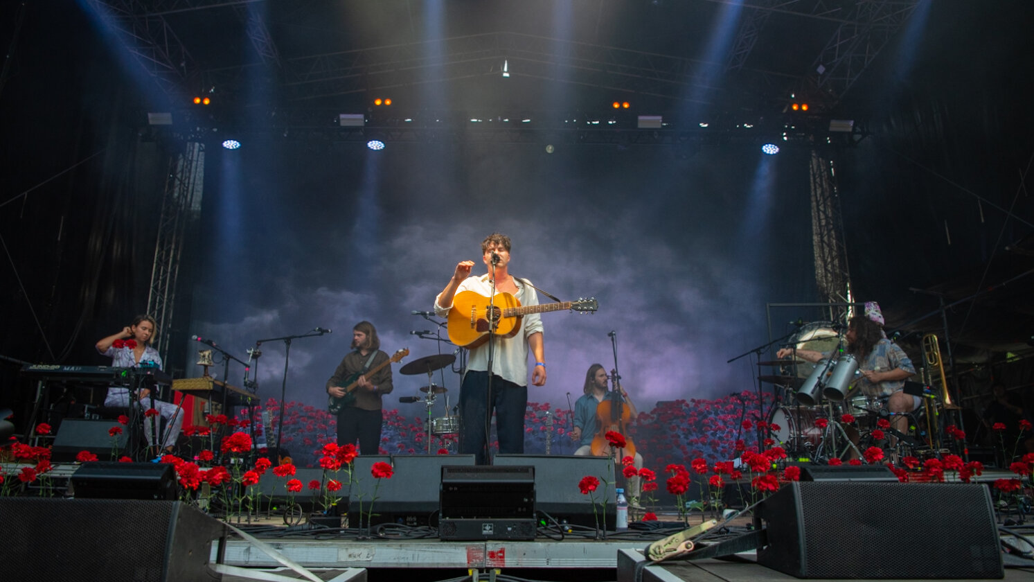 Tausende feiern beim ausverkauften Taubertal Festival mit Kraftklub, Fever 333, AnnenMayKantereit, Callejon, Faber, SDP, Biffy Clyro, Clutch, Kontra K u.a. – Blümchen bei Faber.