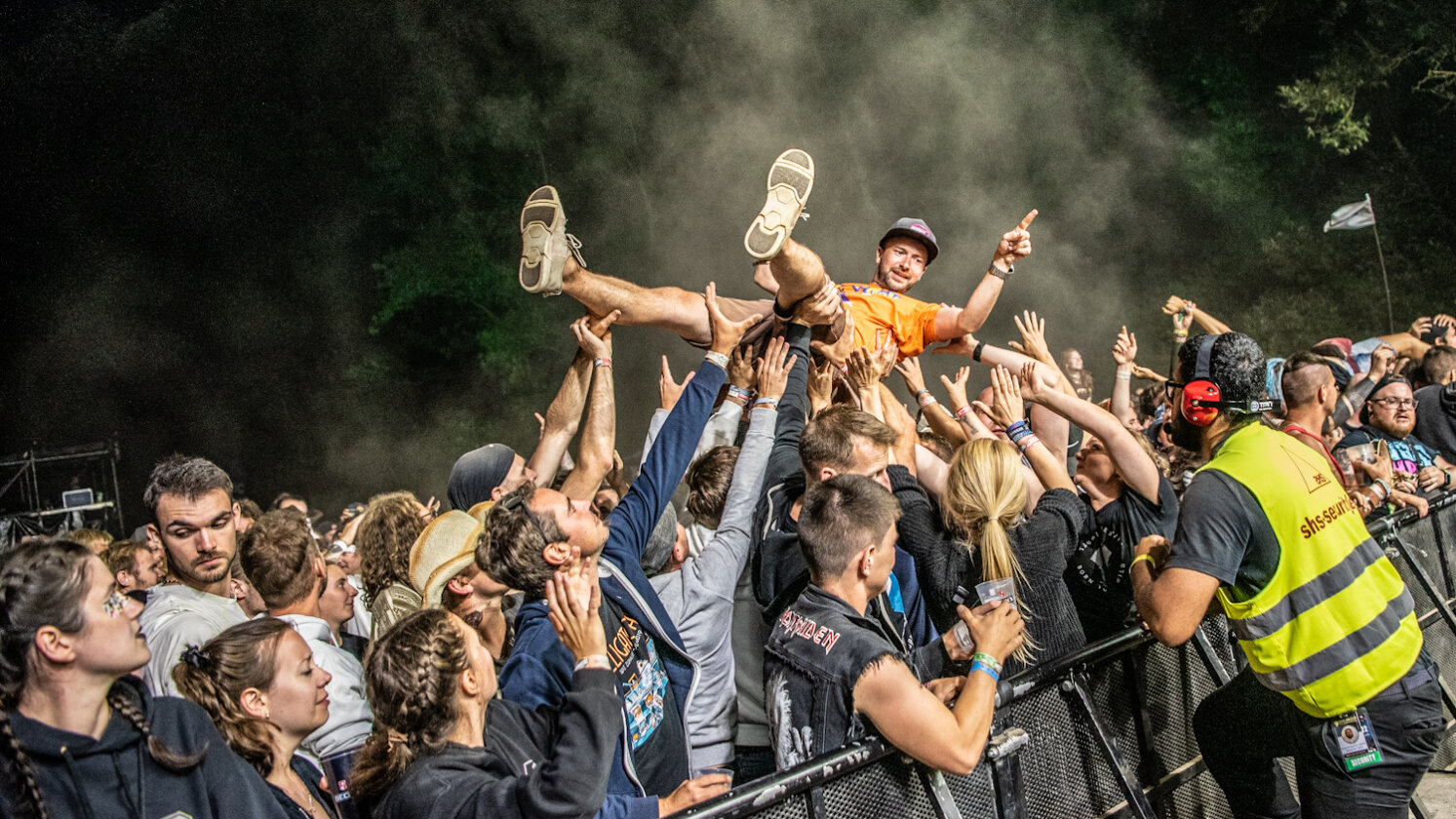 Tausende feiern beim ausverkauften Taubertal Festival mit Kraftklub, Fever 333, AnnenMayKantereit, Callejon, Faber, SDP, Biffy Clyro, Clutch, Kontra K u.a. – Crowdsurfer.