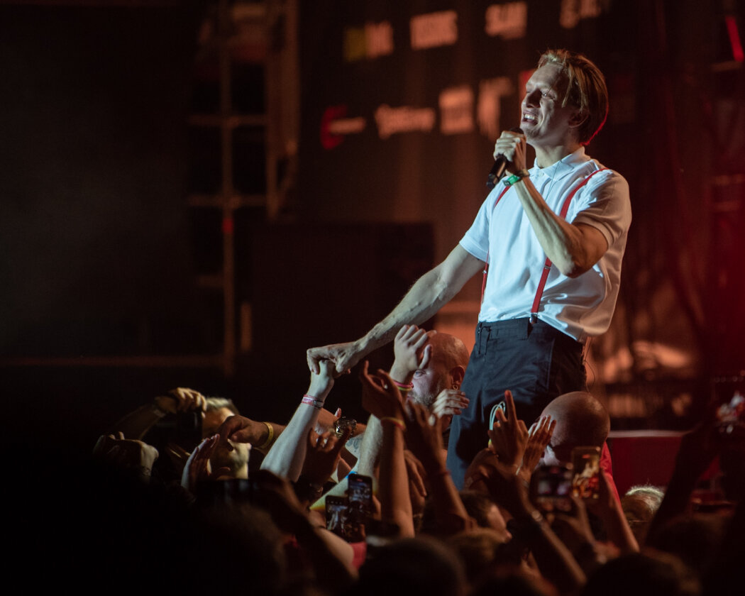 Tausende feiern beim ausverkauften Taubertal Festival mit Kraftklub, Fever 333, AnnenMayKantereit, Callejon, Faber, SDP, Biffy Clyro, Clutch, Kontra K u.a. – Felix Kummer Brummer.