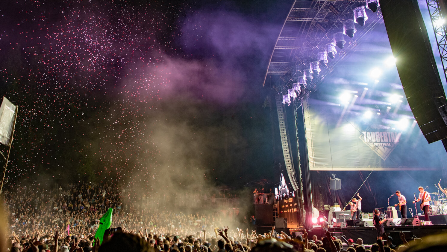 Tausende feiern beim ausverkauften Taubertal Festival mit Kraftklub, Fever 333, AnnenMayKantereit, Callejon, Faber, SDP, Biffy Clyro, Clutch, Kontra K u.a. – Konfetti bei Kraftklub.