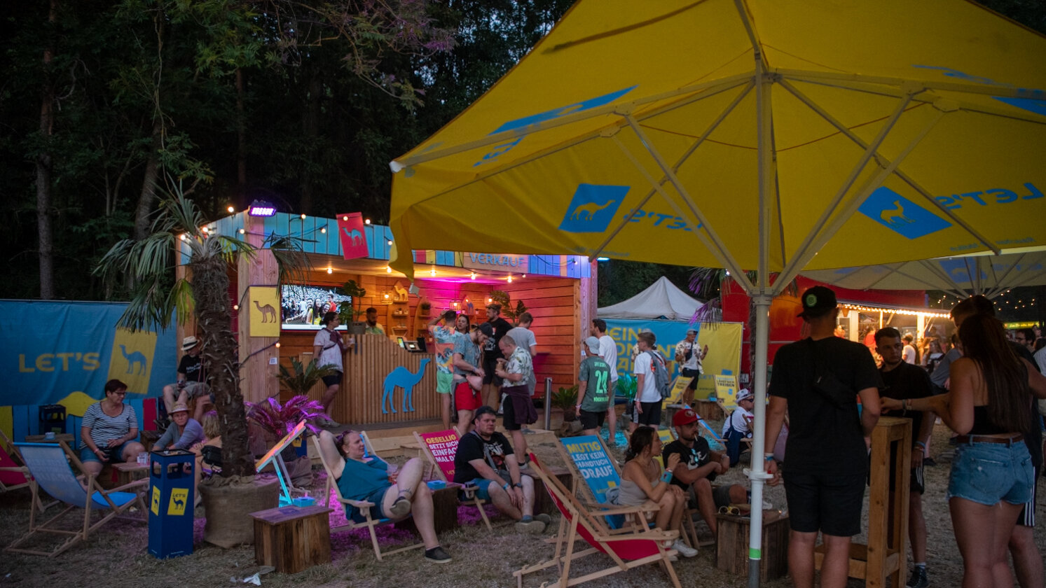 Tausende feiern beim ausverkauften Taubertal Festival mit Kraftklub, Fever 333, AnnenMayKantereit, Callejon, Faber, SDP, Biffy Clyro, Clutch, Kontra K u.a. – Palmen aus Plastik.