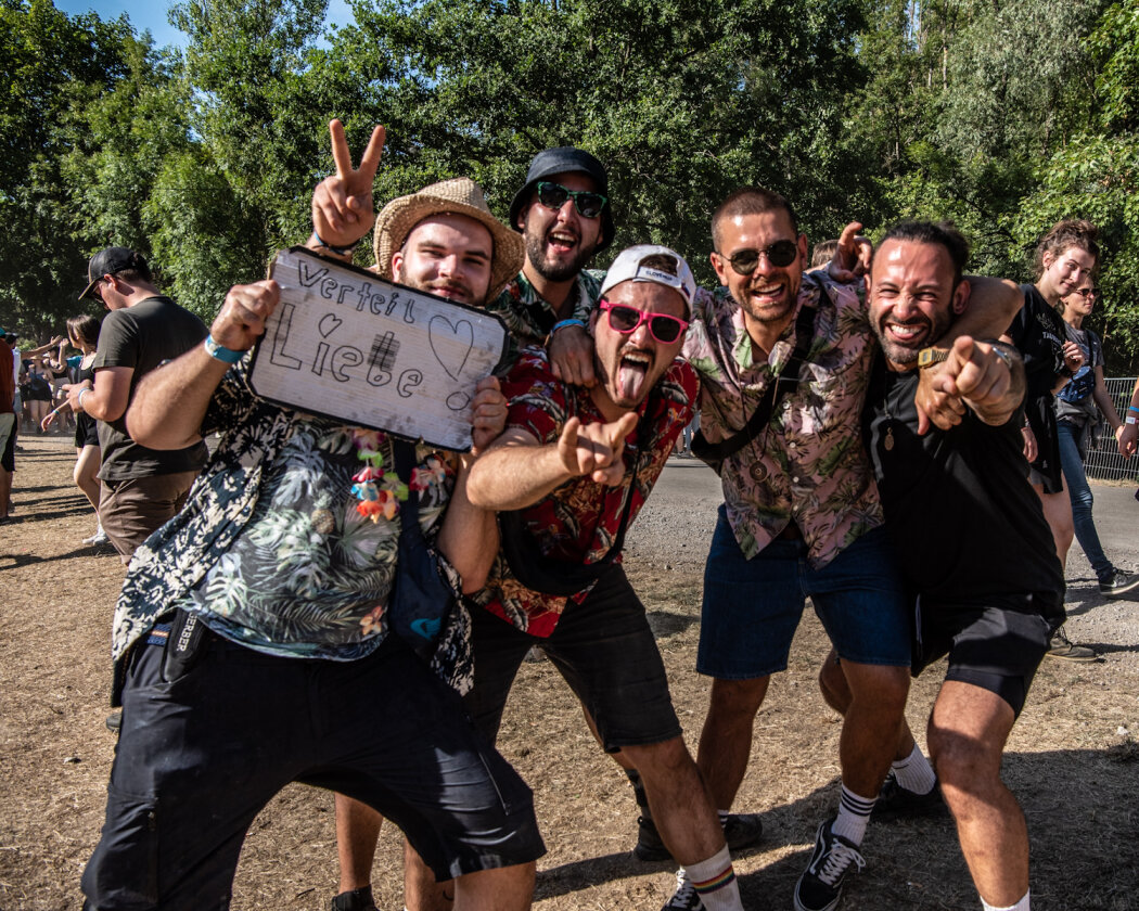 Tausende feiern beim ausverkauften Taubertal Festival mit Kraftklub, Fever 333, AnnenMayKantereit, Callejon, Faber, SDP, Biffy Clyro, Clutch, Kontra K u.a. – Reisegruppe Sonnenschein.