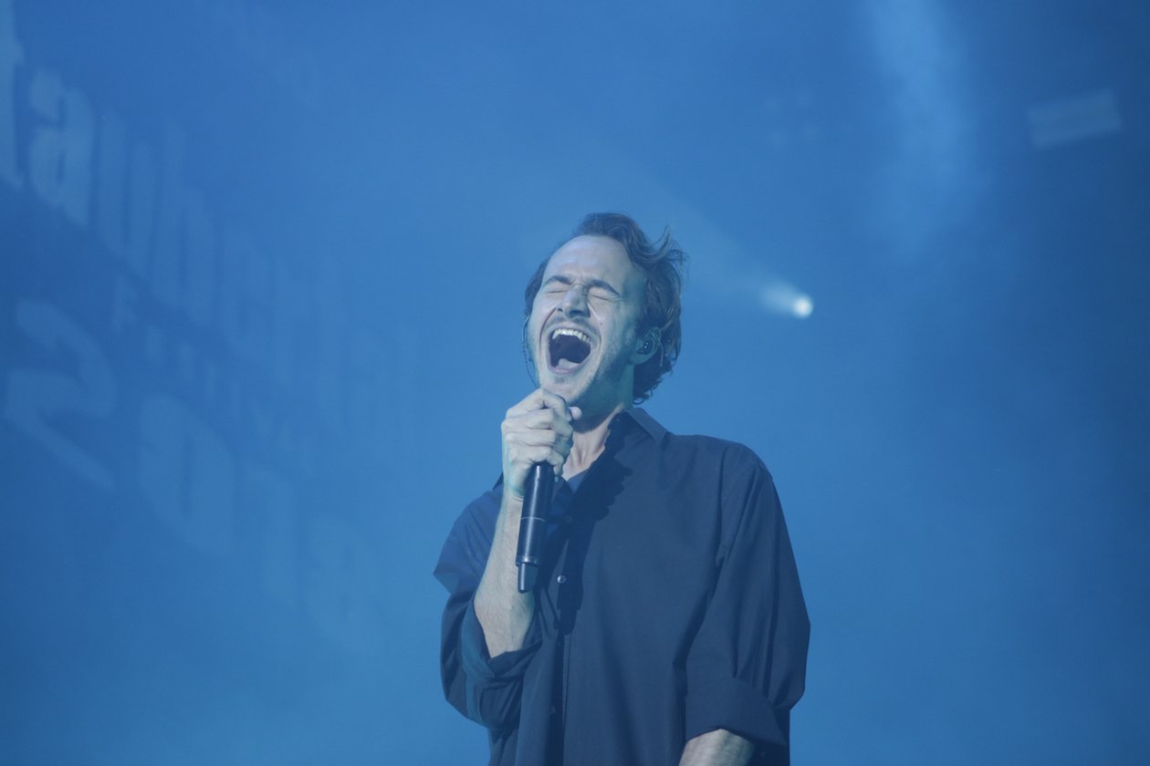 Starke Böen zu Beginn, dann kamen Kraftklub, In Flames, Feine Sahne Fischfilet, Beatsteaks, Marteria, Casper u.v.a. auf die Eiswiese. – Auaa! Tom Smith von Editors.