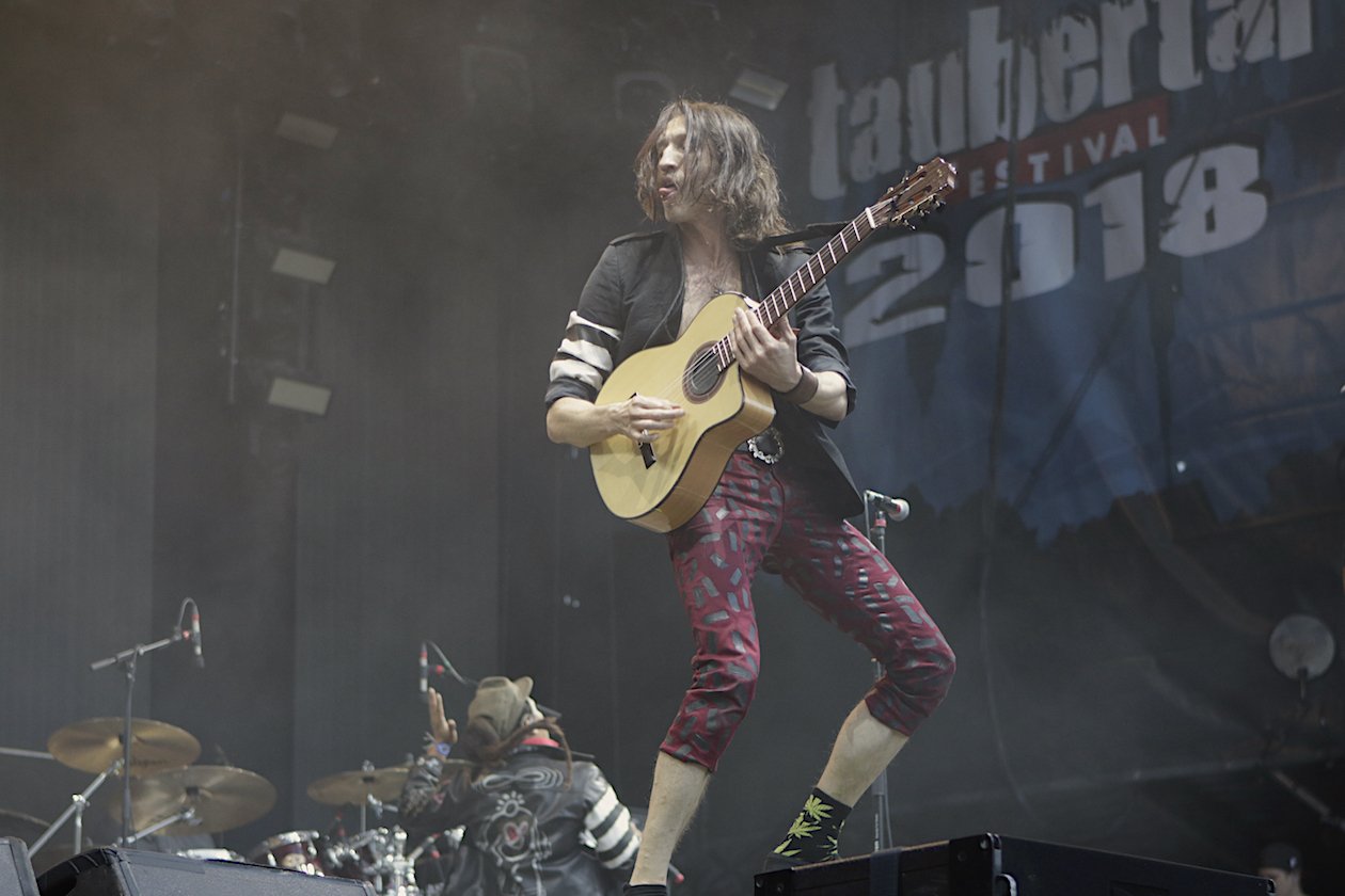 Starke Böen zu Beginn, dann kamen Kraftklub, In Flames, Feine Sahne Fischfilet, Beatsteaks, Marteria, Casper u.v.a. auf die Eiswiese. – Der Bärtige mit der Gitarre. Eugene Hütz.