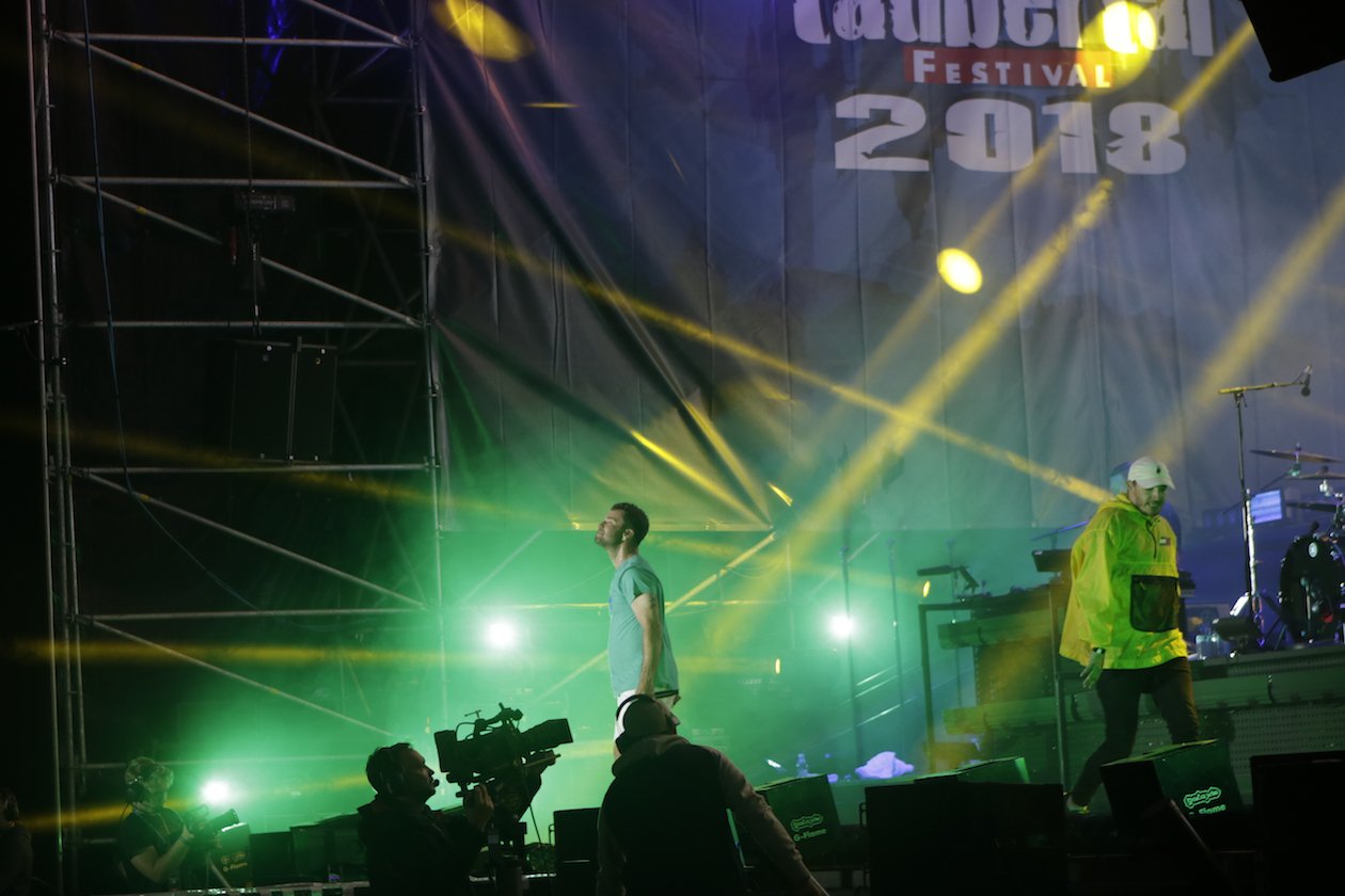 Starke Böen zu Beginn, dann kamen Kraftklub, In Flames, Feine Sahne Fischfilet, Beatsteaks, Marteria, Casper u.v.a. auf die Eiswiese. – Champions on Tour: Casper und Marteria.