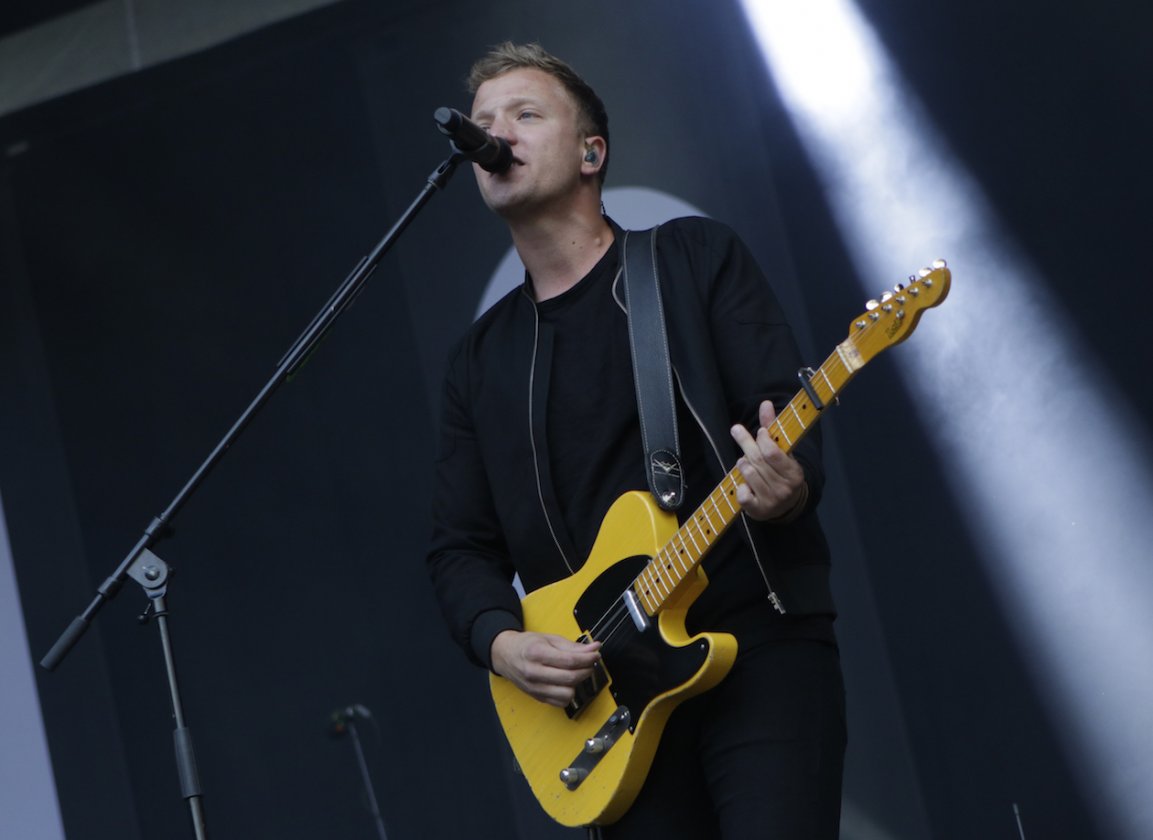 Starke Böen zu Beginn, dann kamen Kraftklub, In Flames, Feine Sahne Fischfilet, Beatsteaks, Marteria, Casper u.v.a. auf die Eiswiese. – Er ist so süß. Der Joris.