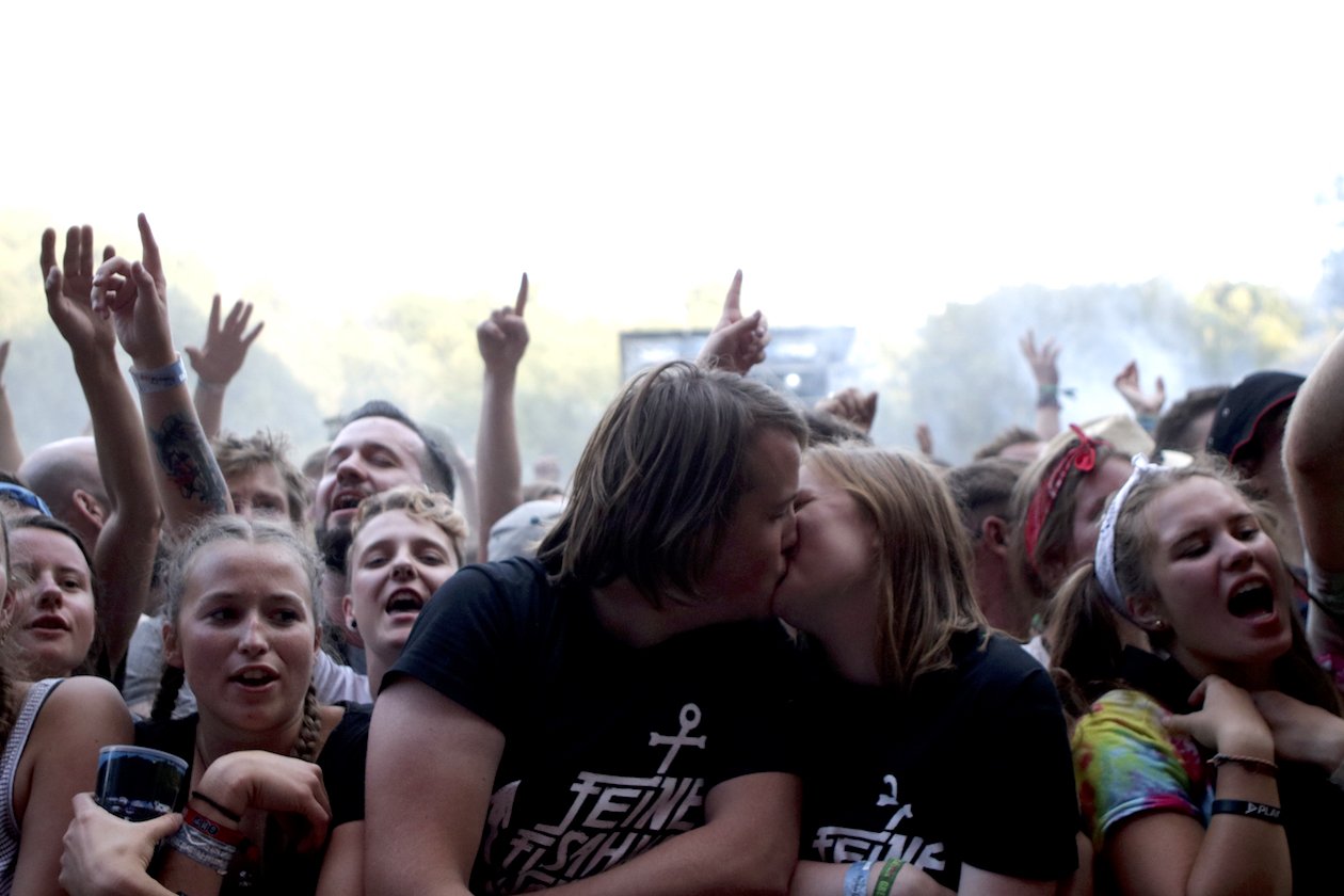 Starke Böen zu Beginn, dann kamen Kraftklub, In Flames, Feine Sahne Fischfilet, Beatsteaks, Marteria, Casper u.v.a. auf die Eiswiese. – Feine Sahne Küssen.