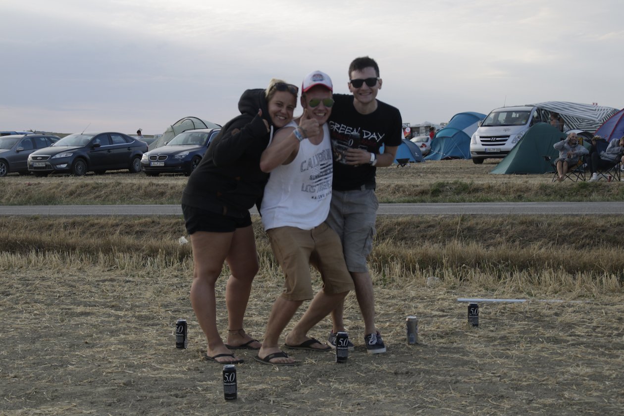 Starke Böen zu Beginn, dann kamen Kraftklub, In Flames, Feine Sahne Fischfilet, Beatsteaks, Marteria, Casper u.v.a. auf die Eiswiese. – Flunky Fun.